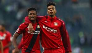 Benjamin Henrichs und Leon Bailey Arm in Arm nach dem gewonnen Pokalspiel in Gladbach