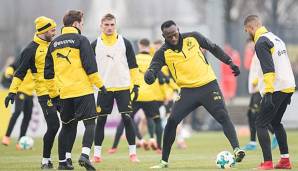 Usain Bolt zeigt im BVB-Training seine Fußballfähigkeiten.