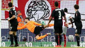 Rob-Robert Zieler vom VfB Stuttgart wurde gegen den 1. FC Köln von Fans beleidigt.