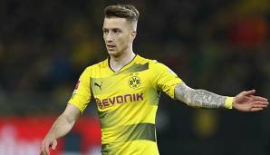 Marco Reus kommuniziert mit seinen Mitspielern vom BVB