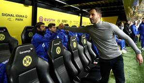 Verteilte am Abend nach dem 4:4 im Derby gegen den BVB Essen an Schalker Fans: Trainer Domenico Tedesco.