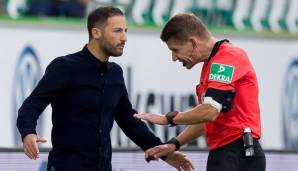 Domenico Tedesco diskutiert mit Schiedsrichter Patrick Ittrich.