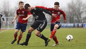 Hendrik Weydandt (Mitte) beim Regionalliga-Spiel des 1. FC Germania Egestorf/Langreder gegen den SV Drochtersen/Assel.