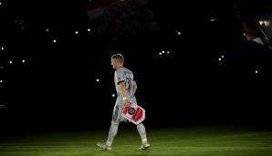 Mit einem Wimpel seines aktuellen Vereins Chicago Fire in der Hand schritt Schweinsteiger zu seiner eigens aufgebauten Trophäensammlung.