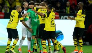 Der Moment des Abends: Der stürmende Weidenfeller wurde von Zidan bedient und schießt sein wohlverdientes Tor. Die Kollegen feiern ihn ausgelassen.