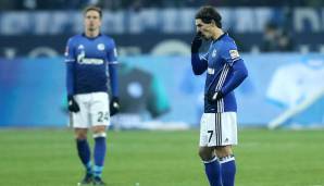 FANVERGEHEN DES JAHRES: So angefressen waren zwei SCHALKER FANS nach dem 0:4 gegen Düsseldorf, dass sie Benjamin Stambouli auf dem Rasen aufforderten, ihnen die Kapitänsbinde auszuhändigen. "Kein einfacher Tag" sei das gewesen, so Stambouli. Kein Wunder!