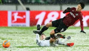 KEIN TOR DES JAHRES: So oft trifft Hannovers HARAGUCHI ja ohnehin nicht. Da hat er Leverkusens Keeper Hradecky schon umkurvt und muss nur noch einschieben - doch der Ball legt im Schnee eine wahre Vollbremsung hin. Doppelt bitter: 96 verliert am Ende 2:3.