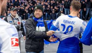 Fans zwingen Herthas Spieler, ihre Trikots auszuziehen. Als ob sie dadurch besser spielen würden in den folgenden Abstiegsendspielen.