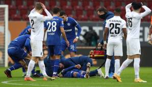 Stürmer Mark Uth vom FC Schalke 04 hat sich im Gastspiel beim FC Augsburg vermutlich schwer verletzt.