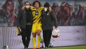 Auf zwei Betreuer gestützt verließ Axel Witsel gegen RB Leipzig den Rasen.