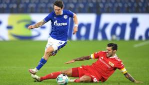 Christopher Trimmel im Zweikampf mit Benito Raman vom FC Schalke 04.