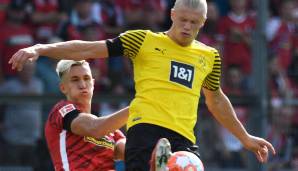 Im letzten direkten Duell (21.08.21) setzten sich der SC Freiburg und Nico Schlotterbeck (l.) mit 2:1 gegen den BVB und Erling Haaland (r.) durch.