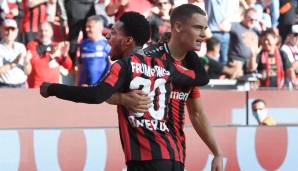 Jeremie Frimpong (l.) kommt in der laufenden Saison bereits auf zehn Torbeteiligungen für Bayer Leverkusen.