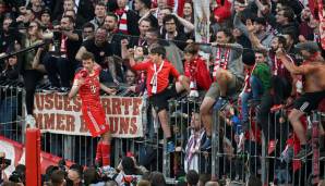 Thomas Müller ist mit elf Meisterschaften der Rekordmeister unter den Rekordmeistern. Doch zur Routine werden ihm die Meisterfeiern nie. Für die Fans gab er kurz den Vorsänger.