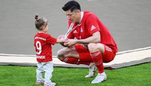 ... und Robert Lewandowski seinem Töchterchen seine Meistermedaille präsentierte ...