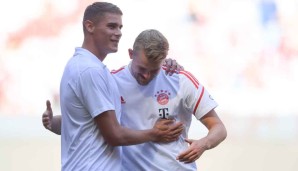 Micky van de Ven und Matthijs de Ligt vor einem Duell zwischen dem VfL Wolfsburg und dem FC Bayern München.