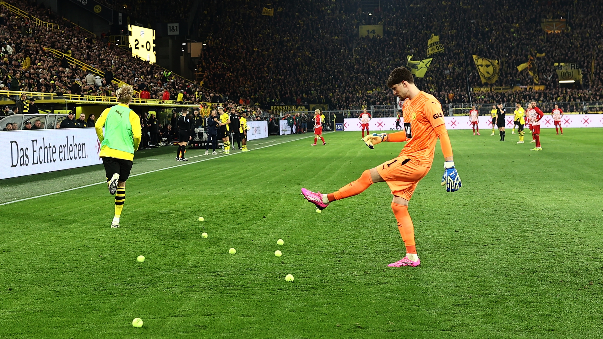 Gregor Kobel, Borussia Dortmund, BVB, Tennisball, Tennisbälle, DFL, Investoren-Proteste