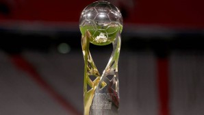 Um diesen Pokal geht es am Samstag in Leverkusen.