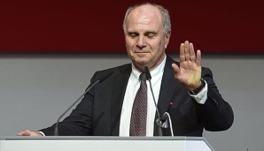 Uli Hoeneß freut sich über Rosbergs WM-Sieg