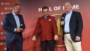 Philipp Lahm wurde von Karl-Heinz Rummenigge und Uli Hoeneß in die Hall of Fame eingeführt