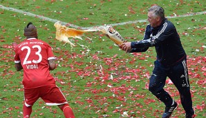 Arturo Vidal feierte mit dem FC Bayern und Carlo Ancelotti den Meistertitel 2017