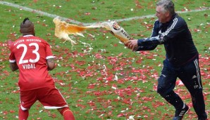 Arturo Vidal feiert mit Ancelotti die Meisterschaft 2016/17