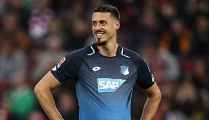 Sandro Wagner mit dem Ball unter dem Trikot