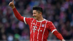 Robert Lewandowski streckt den Daumen nach oben zu seinem Teamkollegen