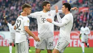 Verbreitet wieder gute Laune: Thomas Müller bittet Benjamin Pavard und Joshua Kimmich zum Jubeltänzchen.