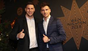 Süle und Goretzka mit der klassischen Club-Attitüde: Brust raus, natürliches Lächeln, Daumen hoch. Party, Bruder.