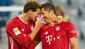 Leon Goretzka jubelt mit Robert Lewandowski über dessen vier Tore.