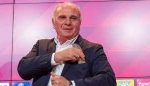 Den Vorwurf, dass der DFB die WM 2006 gekauft habe, wies Hoeneß entschieden zurück. Im Ausland sei die Meinung: "Die Deutschen sind schön blöd. Dass Sie nach 20 Jahren noch darüber nachdenken, was 2001 war. So blöd können nur die Deutschen sein."