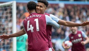 Villas Jacob Ramsey gratuliert Torjäger Ollie Watkins.