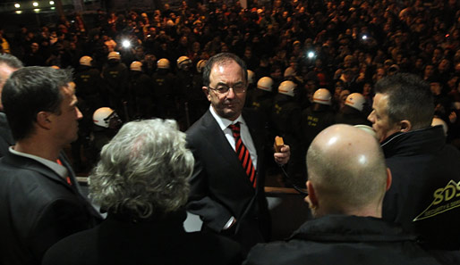 VfB-Präsident Staudt (M., daneben Bobic) spricht per Mikrophon zu den aufgebrachten VfB-Fans