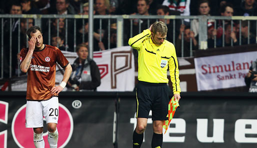 Ein geschockter Matthias Lehmann (l.) und Schiri-Assistent Thorsten Schiffner