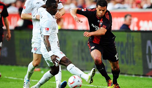 Michael Ballack (r.) zeigte eine starke Leistung: hier gegen den Hamburger Torschützen Charles Takyi