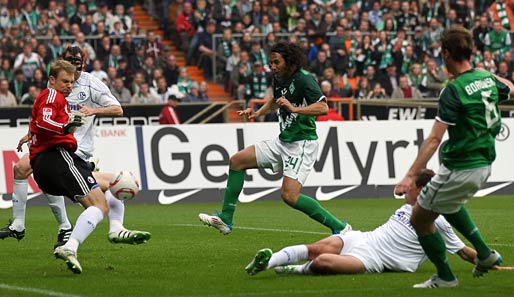 Manuel Neuer (l.) war von Bremens Stürmern nur ein Mal zu bezwingen