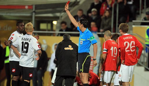 Gladbach-Stürmer Mike Hanke (2. v. l.) flog in Mainz nach der Pause mit Gelb-Rot vom Platz