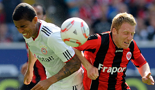 Augen zu und durch: Bayern-Verteidiger Luiz Gustavo (l.) und der Frankfurter Patrick Ochs