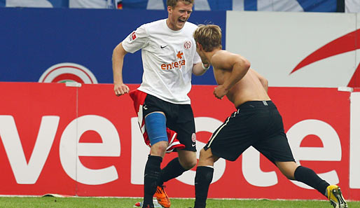 Gute Laune im Doppelpack: Lewis Holtby (r.) und Andre Schürrle feiern nach dem Auswärtssieg