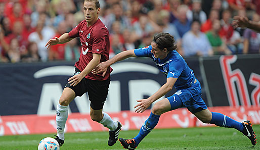 Jan Schlaudraff (l.) erzielte die Führung für Hannover 96 und holte einen Elfmeter heraus