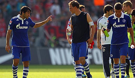 "Hömma...!" Raul und Kapitän Benedikt Höwedes im Zwiegespräch nach Schalkes Sieg in Mainz