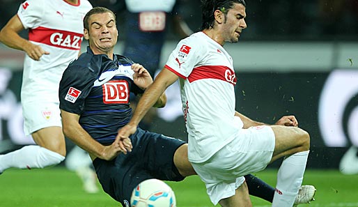 Pierre-Michel Lasogga (l.) war bei Stuttgarts Serdar Tasci bestens aufgehoben