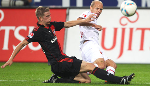 Kampf um jeden Zentimeter: Lars Bender (l.) im Duell mit Augsburgs Tobias Werner