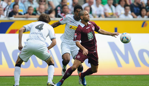 Lautern-Stürmer Itay Shechter (r.) im Duell gegen die Gladbacher Dante und Brouwers (l.)