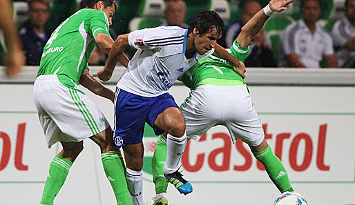 Schalkes Raul (M.) setzt sich hier gegen Marcel Schäfer und Mario Mandzukic (r.) durch