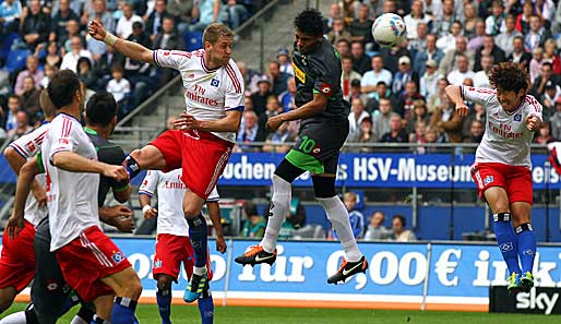 Das Hamburger Ende: De Camargo (M.) steigt zwischen Rajkovic und Son hoch und köpft das 0:1