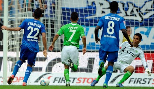 Achten Sie auf den VfL-Keeper: Makoto Hasebe (r.) musste die letzten Minuten ins Wölfe-Tor