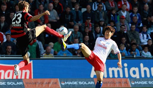 Hamburgs Son (r., gegen Schuster) erzielte das frühe 0:1 für die Gäste