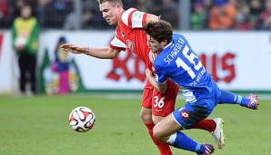 Pirmin Schwegler (r.) hängt sich an Felix Klaus dran